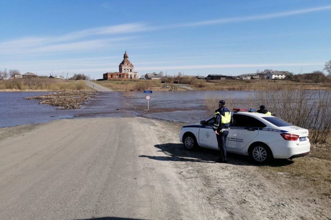 В Свердловской области госавтоинспекторы перекрыли движение по трем мостам  из-за паводка - «Уральский рабочий»